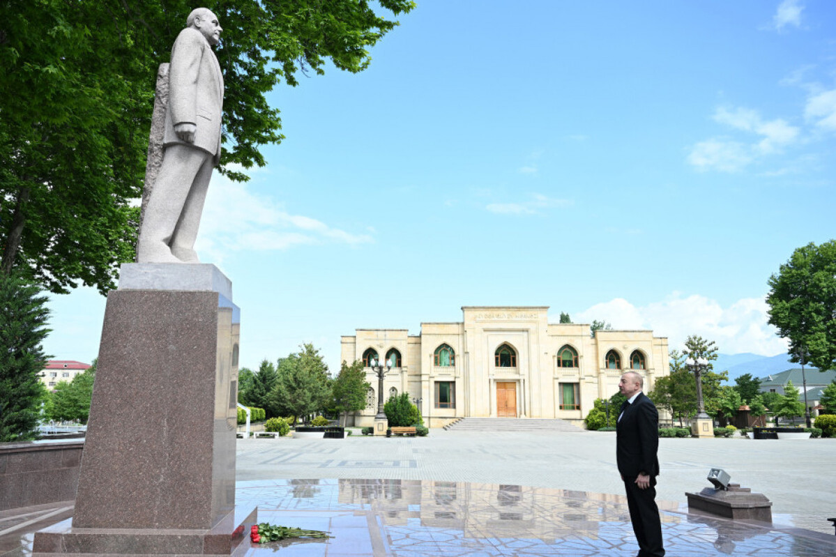 Başkan Ilham Aliyev, Ismayilli Şehri'nin merkezindeki Ulusal Lider Heydar Aliyev'in anıtını ziyaret etti