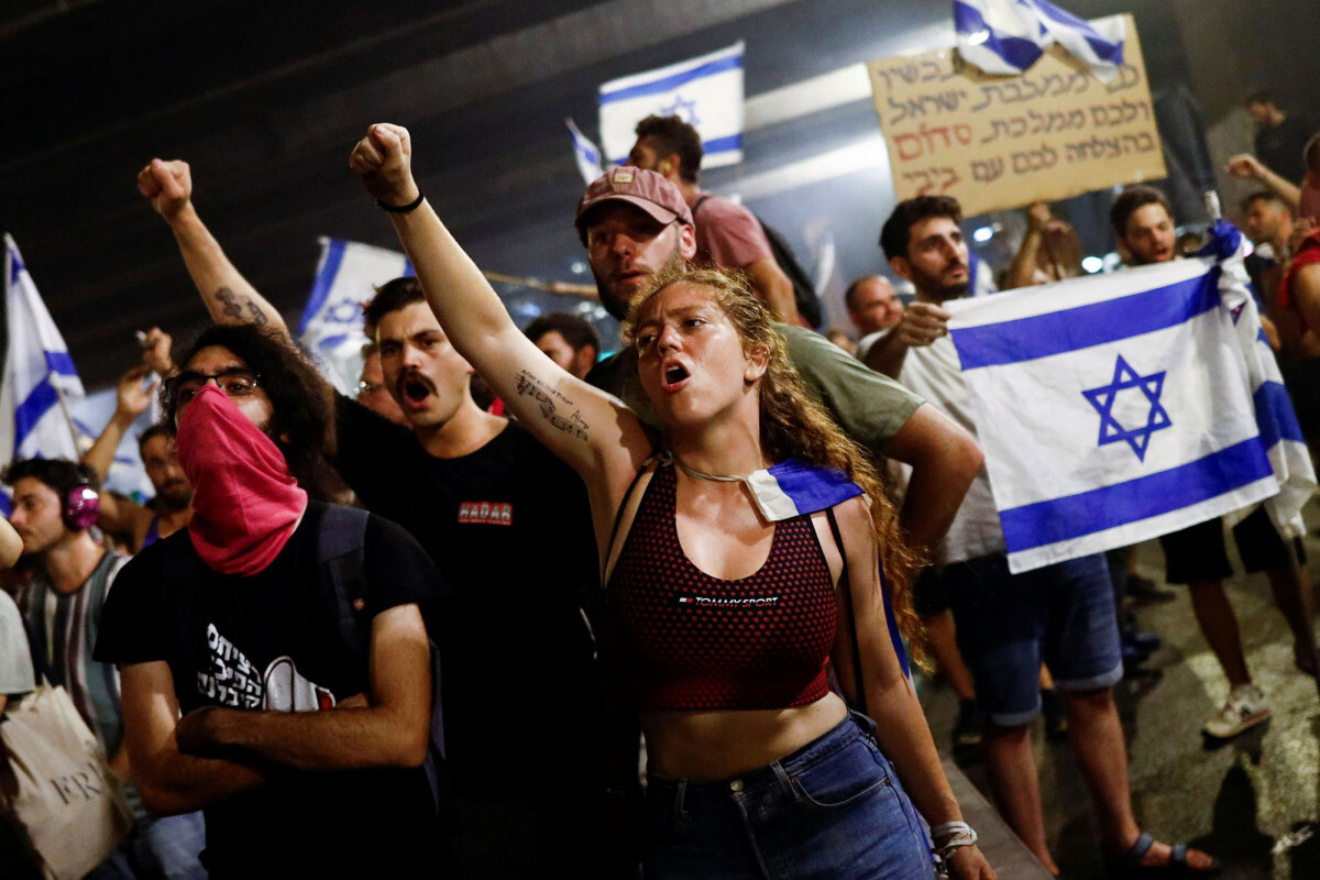 Protestocular Netanyahu'nun Partisi'nin Merkezine Tel Aviv'de baskın düzenlediler