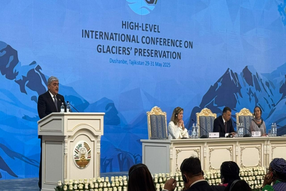 Samir Sharifov, Dushanbe'deki buzulların korunması üzerine bir konferansa katılıyor