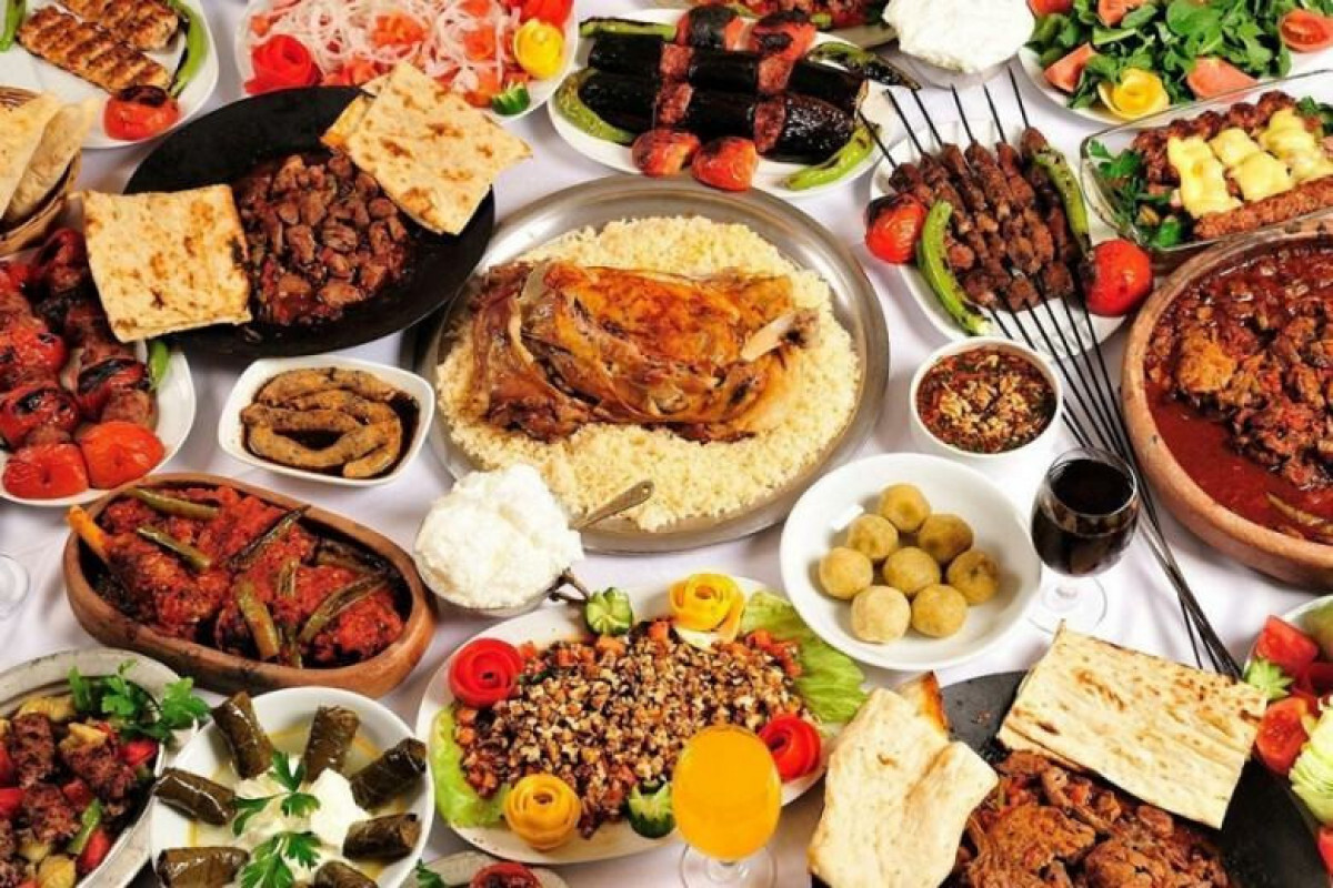 4 ayda 550 mln'de Bakü'deki kafe ve restoranların cirosu. Manat yaklaştı