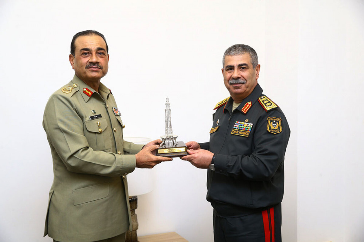 Zakir Hasanov, Pakistan birliklerinin komutanıyla bir araya geldi