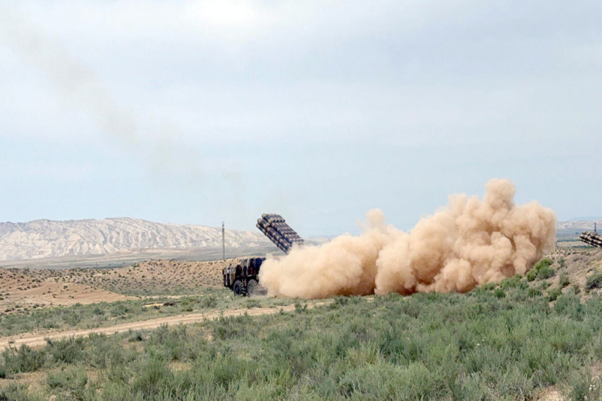Azerbaycan Ordusu'nun Smerch Yias Bölümü'nün taktik eğitimi ile mücadele - Video