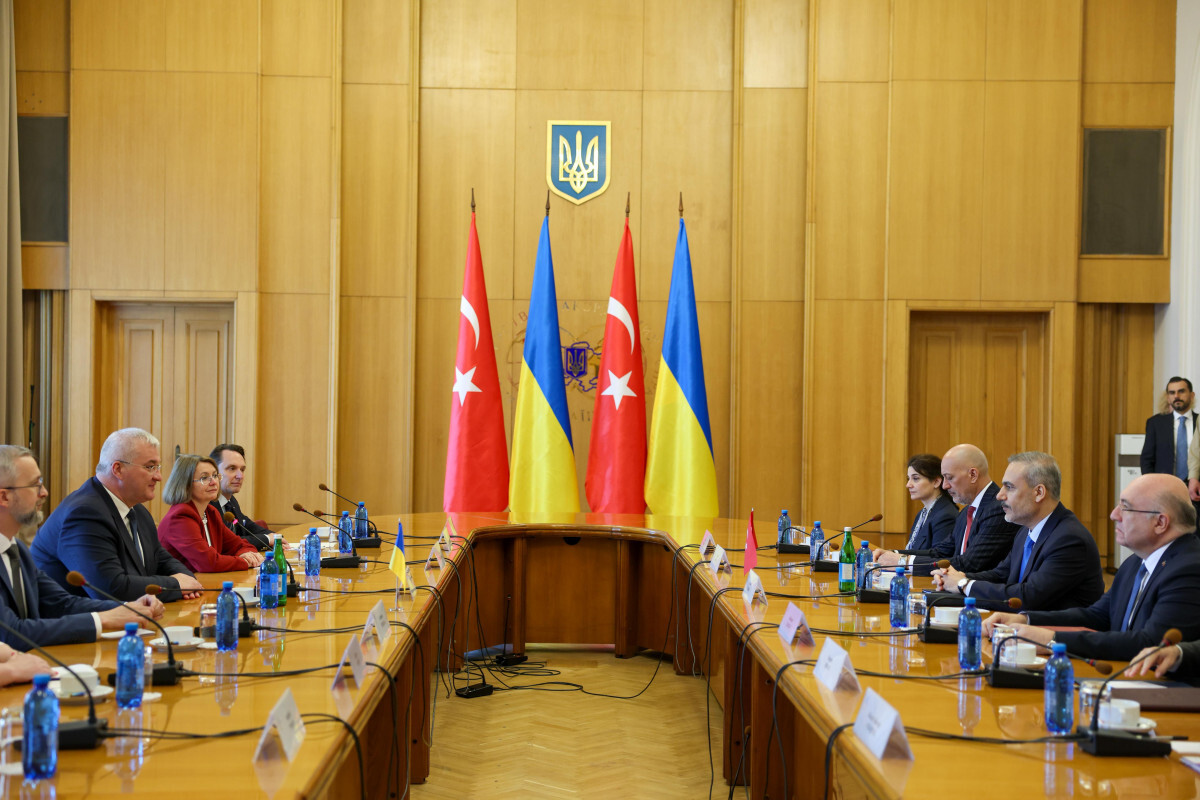 Ukraynalı ve Türk dışişleri bakanları Kiev'de bir araya geldi