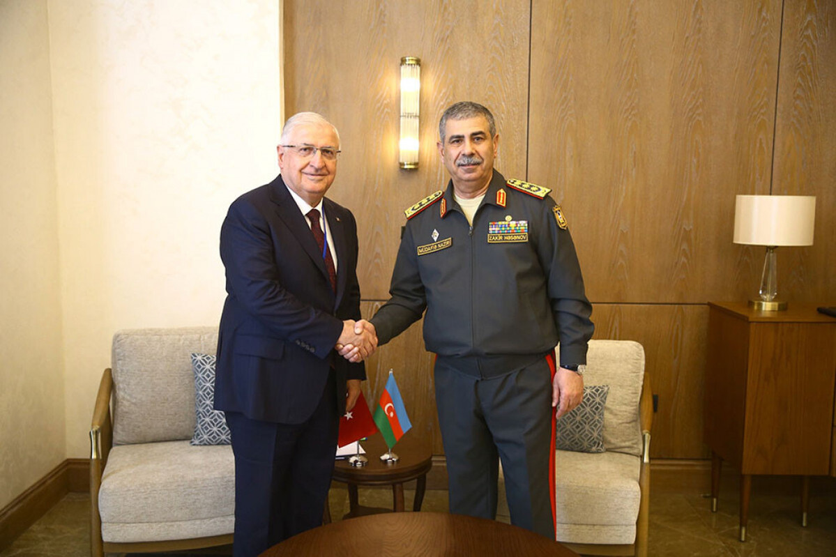 Azerbaycan ve Türk savunma bakanları işbirliğinin geliştirilmesi beklentilerini tartıştılar