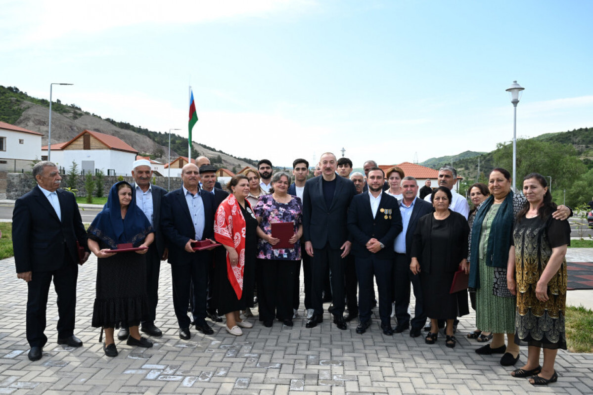Başkan Lachin, Beylik köyüne taşınan ve onlara evlerin anahtarlarını sunan sakinlerle bir araya geldi - güncellendi