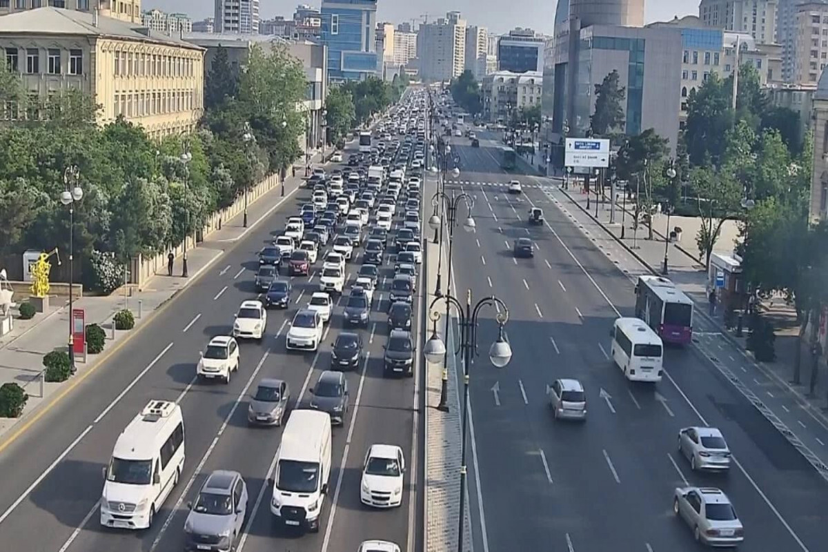 Bakü bu yollarda yoğunluğa sahiptir - siyah