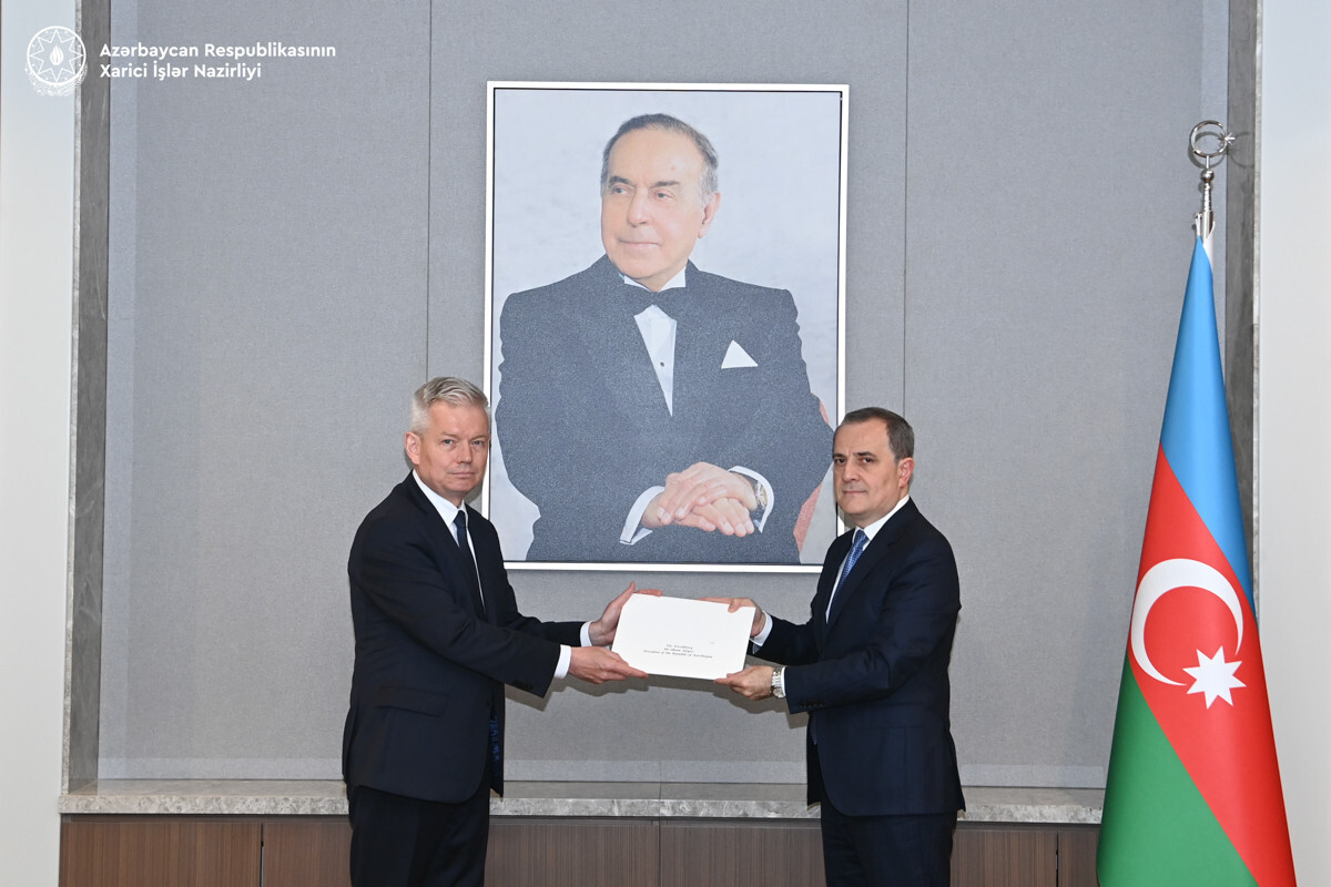 Polonya Büyükelçisi, kimlik bilgilerinin bir kopyasını Jeyhun Bayramov'a sundu