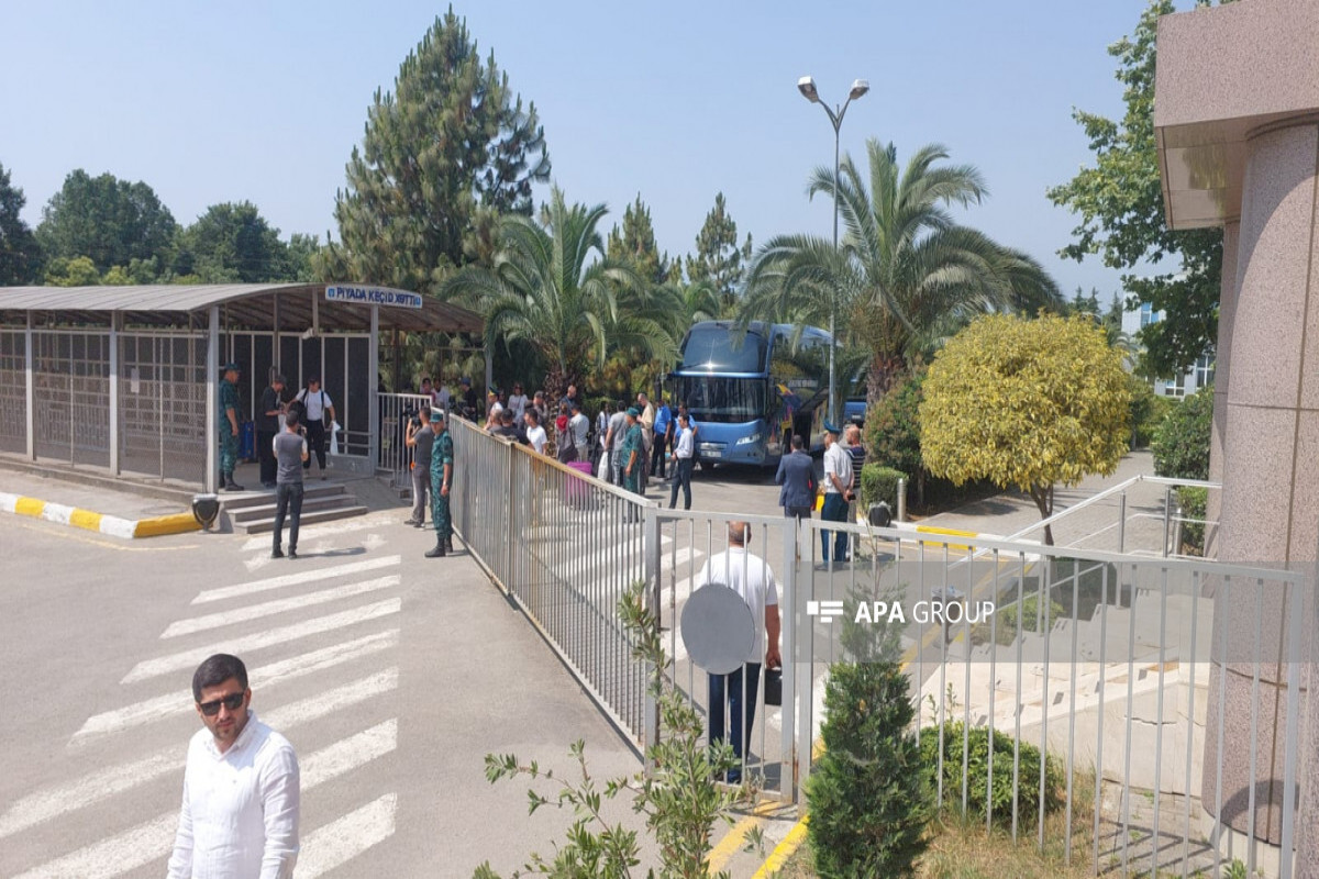İran'dan tahliye edilen Rus sanat figürleri Astara sınırından geçti - fotoğraf - güncellendi