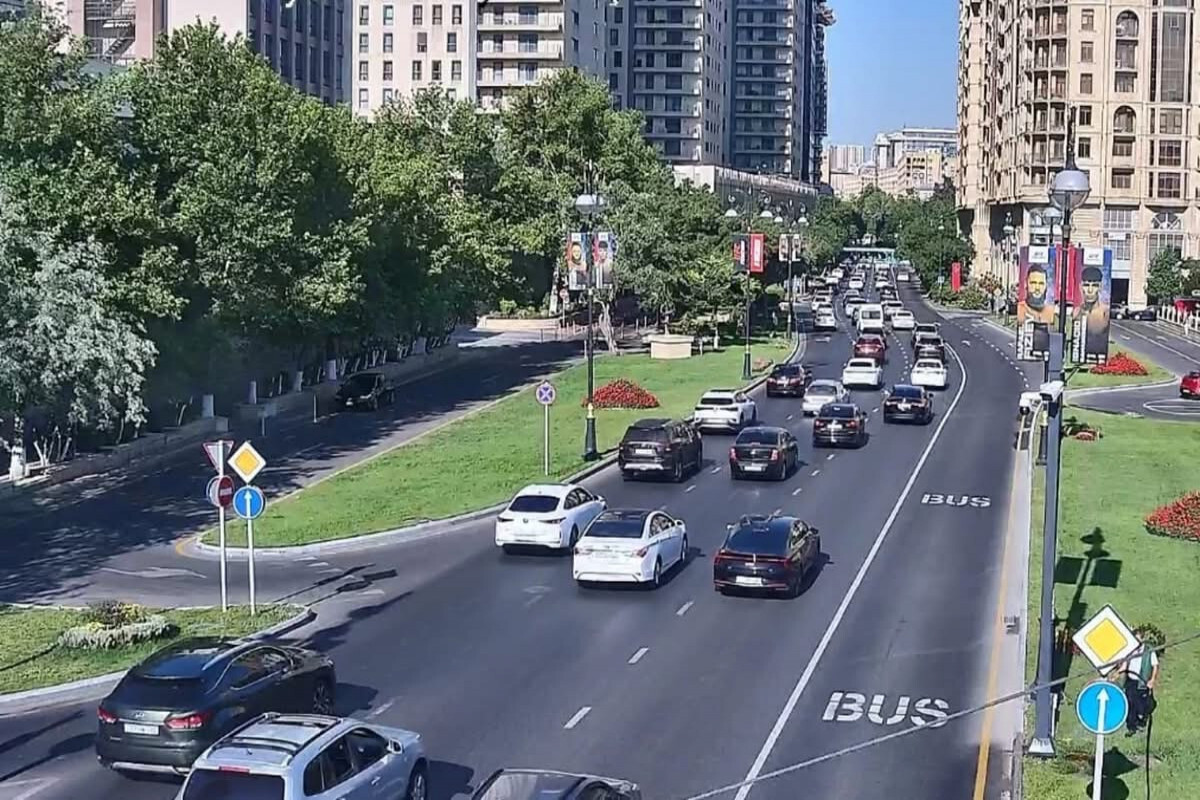 Bakü'de yoğunlaşan yollar