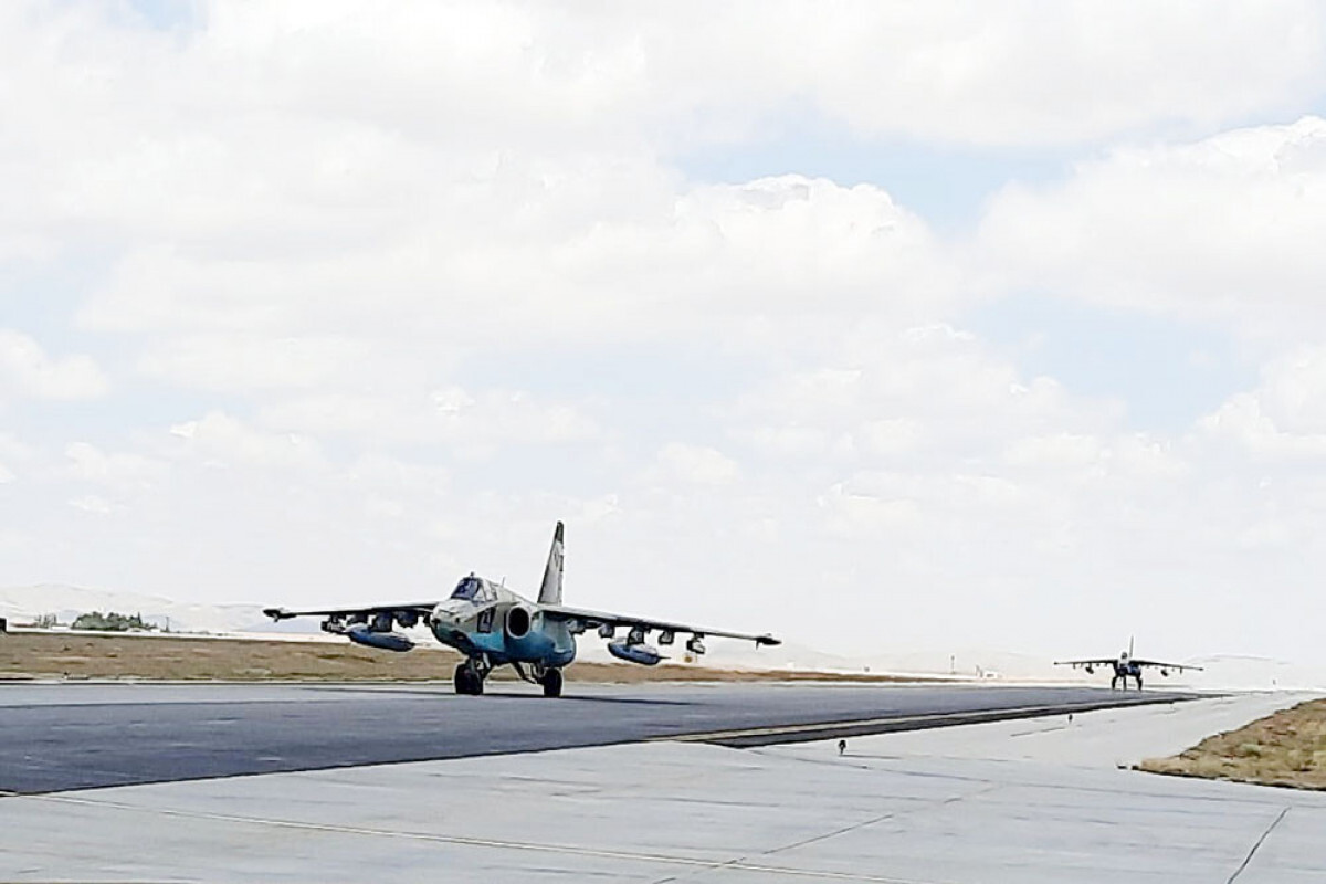 Azerbaycan Askeri Pilotlar Eğitim Uçuşları Yetiştiriyor - Video