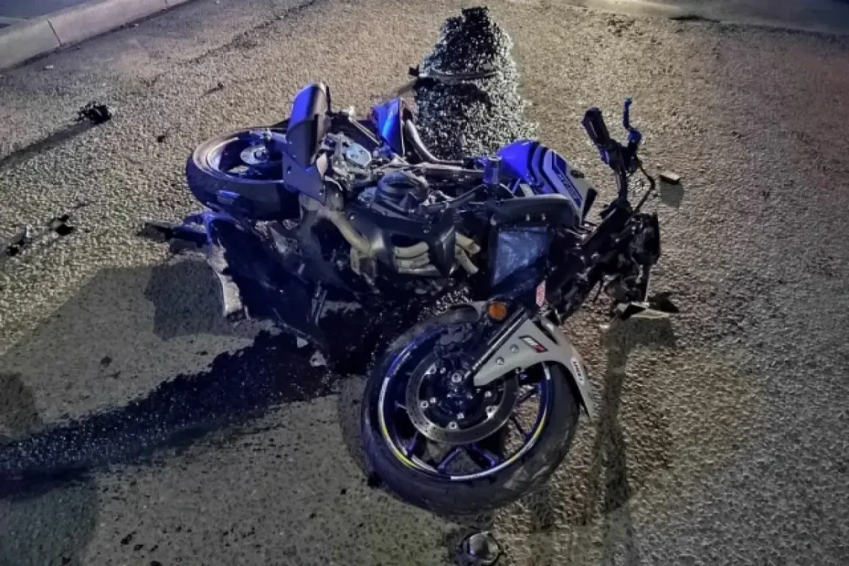 Gakh'da devrilmiş bir motosiklet var, yaralı
