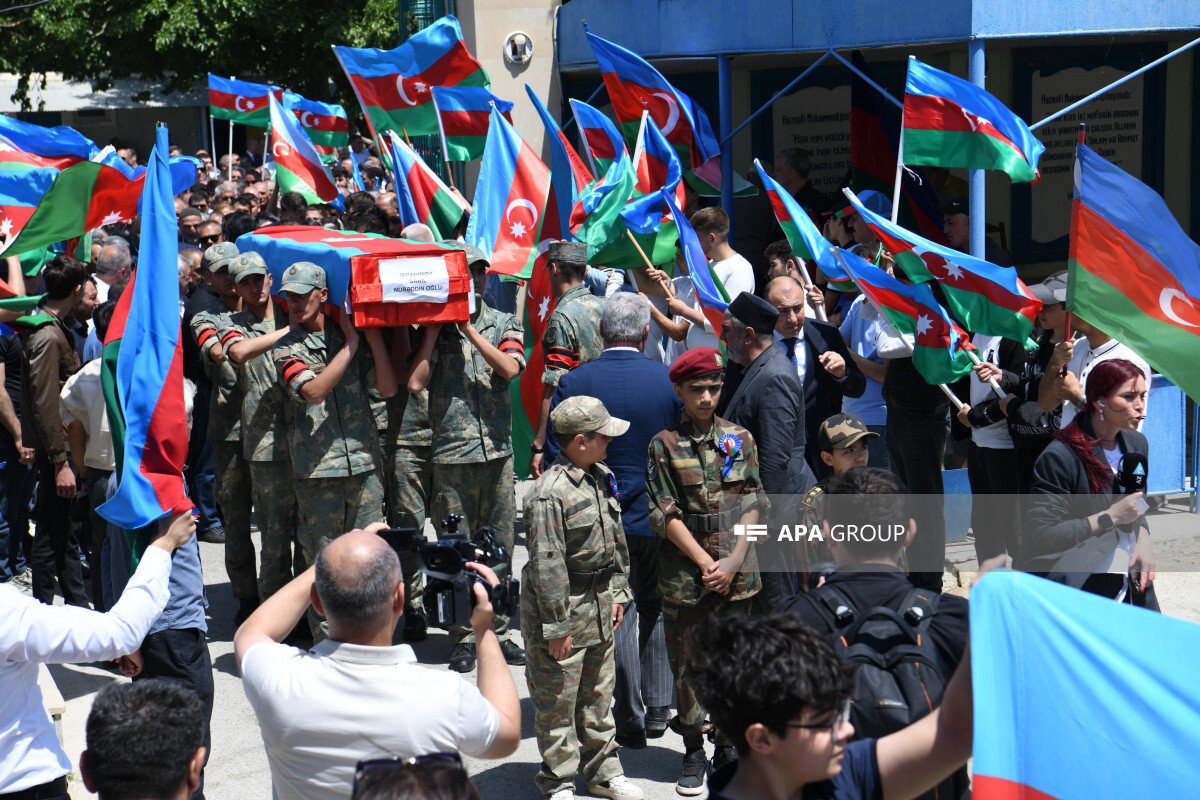 İlk Karabakh savaşında kayıp Sahil İbrahimov'un kalıntıları Surakhani'ye gömüldü - fotoğraf