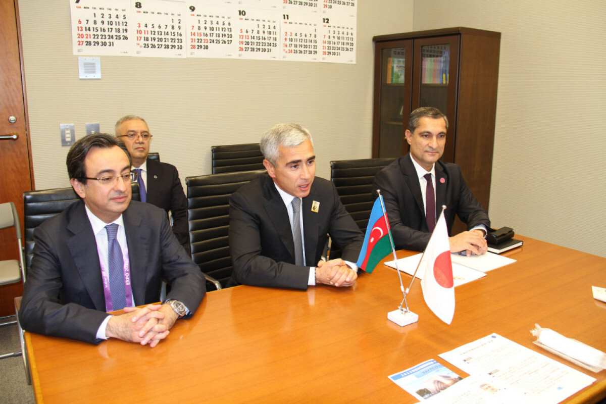 Başkanın asistanı, Japonya Başbakanına danışmanla bir araya geldi