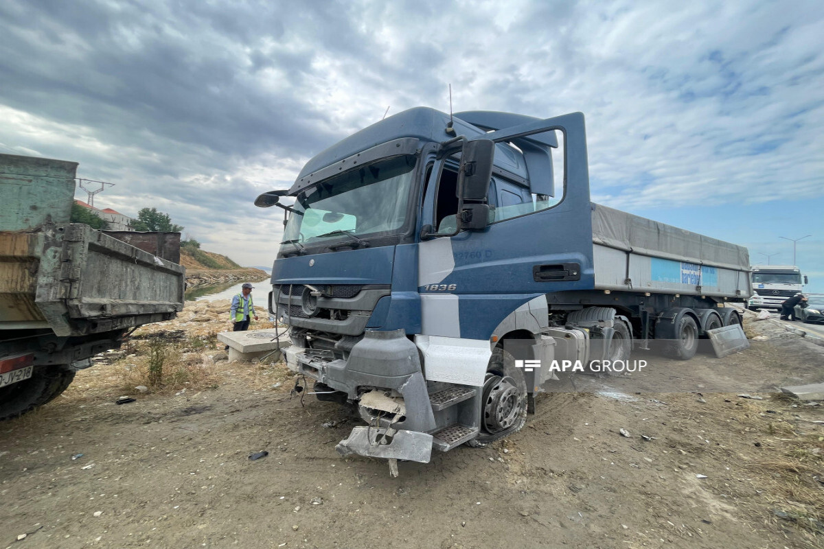 Baku'da bir trafik kazasında üç kişi öldü ve biri yaralandı - güncellenmiş -1 - Fotoğraf