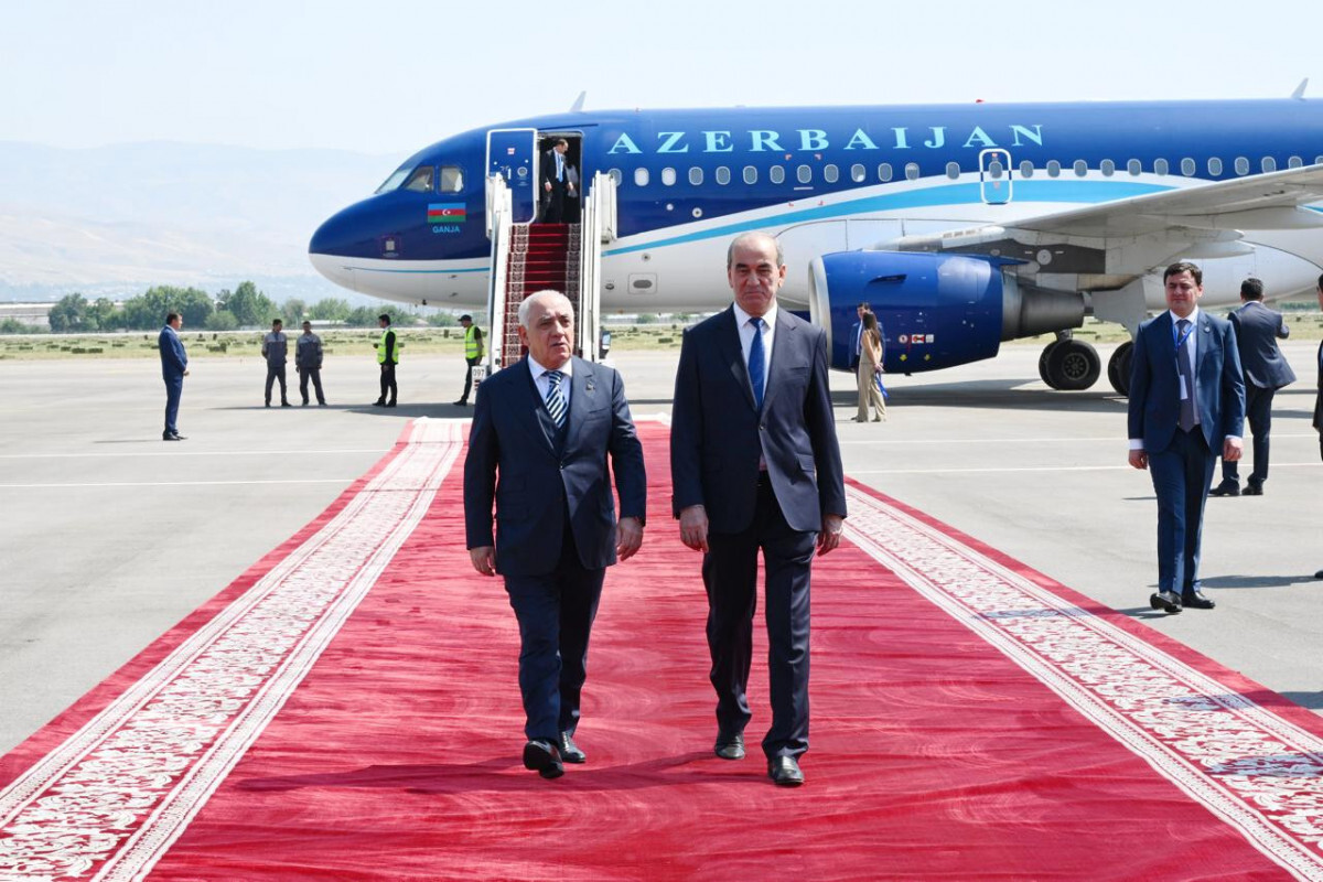 Ali Asadov Dushanbe'ye bir iş gezisi yaptı