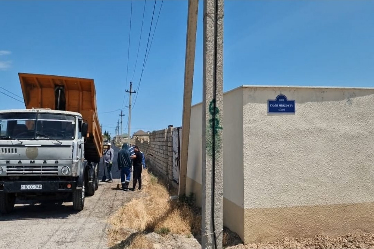 Asfalt Sumgayit'teki Şehit'in adını taşıyan sokakta vuruluyor - fotoğraf