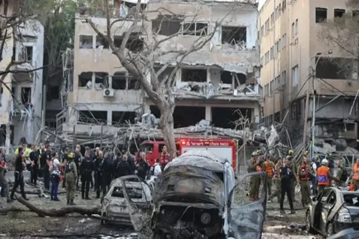İran İsrail'de füze darbesini başlattı ve en az 10 kişiyi yaraladı - Video