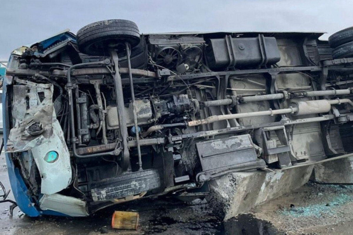 Minibüs Nahchivan'da devrildi, 4 adam yaralandı