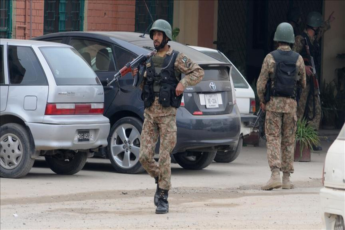 Pakistan'da 8 polis memuru öldürüldü ve 4 terörist öldürüldü