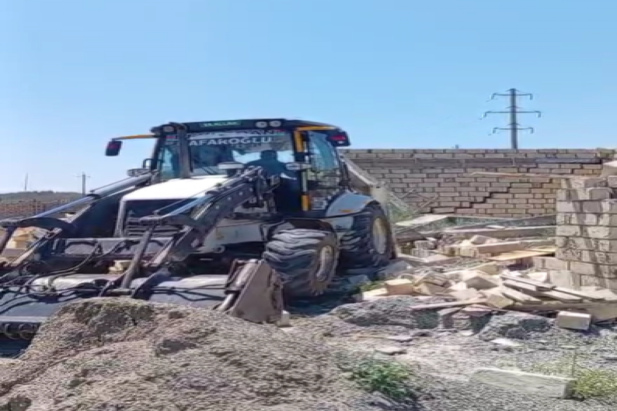 Fizuli'de yasadışı binalar yıkıldı - Video