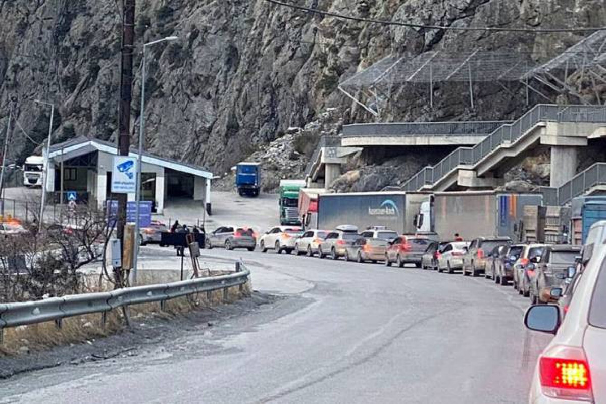 Toprak Kayan Gurbistan -Russia Korkunç Araç Trafiği Kapandı - Video