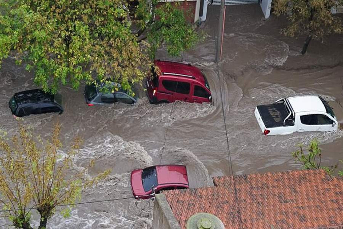 Pekin'deki bu şiddetli yağmurlar, 30 adam hayatını kaybetti