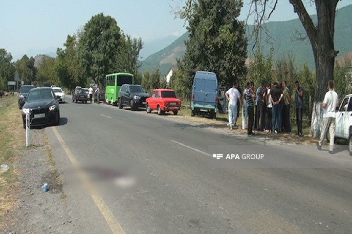 Zagatala'daki araba yaya vurdu - fotoğraf