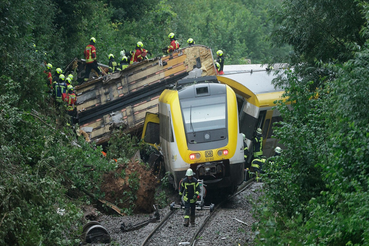 Almanya'da yolcu treni kazası, üç adam öldü