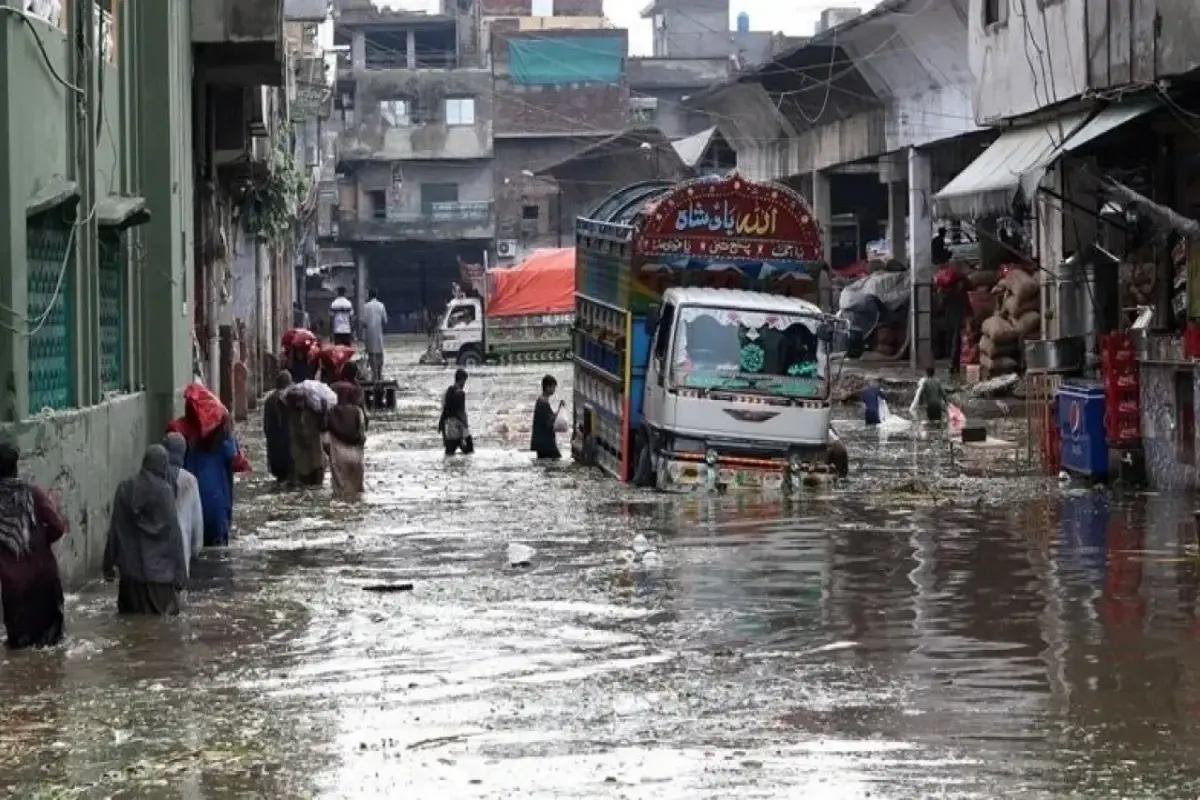 Pakistan'daki Muson Yağlarında 279 Erkek 279 erkek yolunu kaybetti