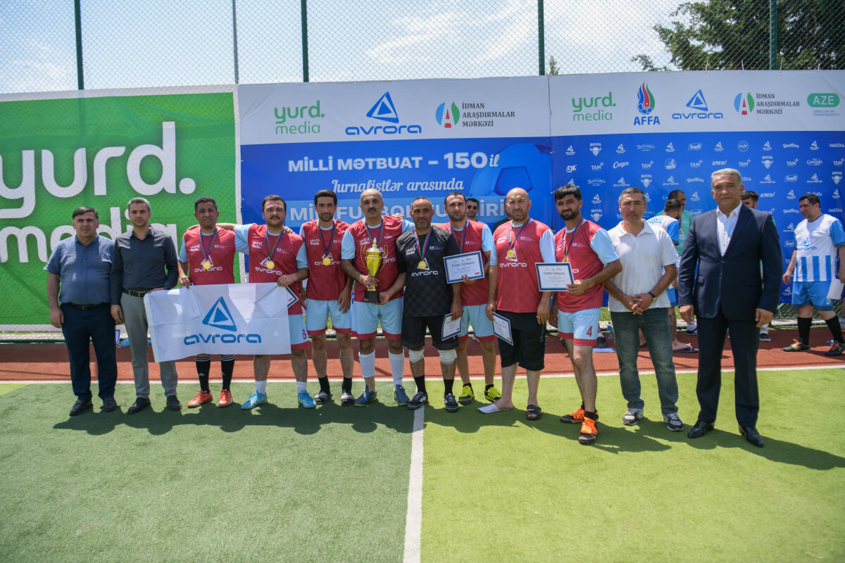 Gazeteciler arasındaki futbol şampiyonasının galibi belirlendi - fotoğraf