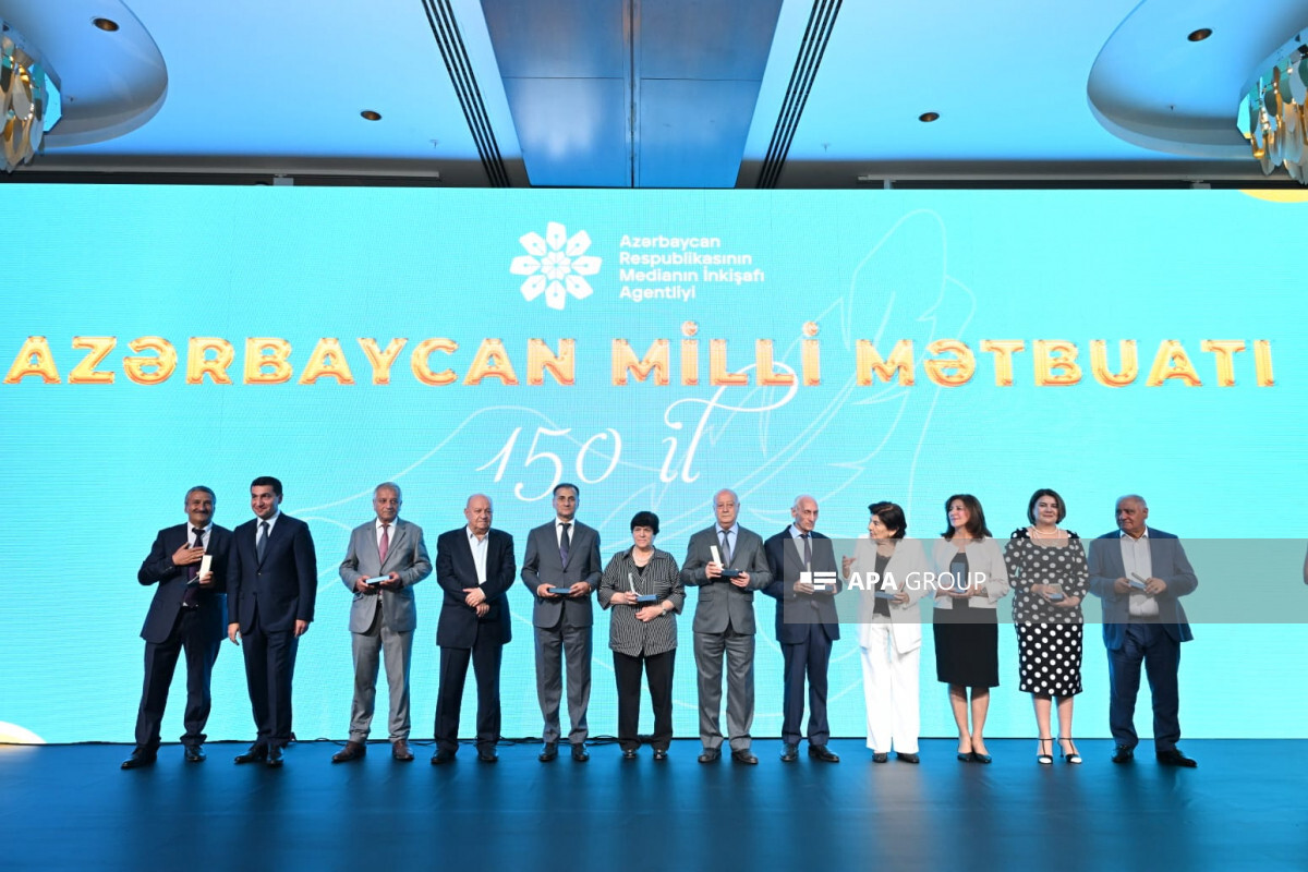 Bir grup gazeteci "Azerbaycan Ulusal Medyasının 150. Yıldönümü" yıldönümünü sundu