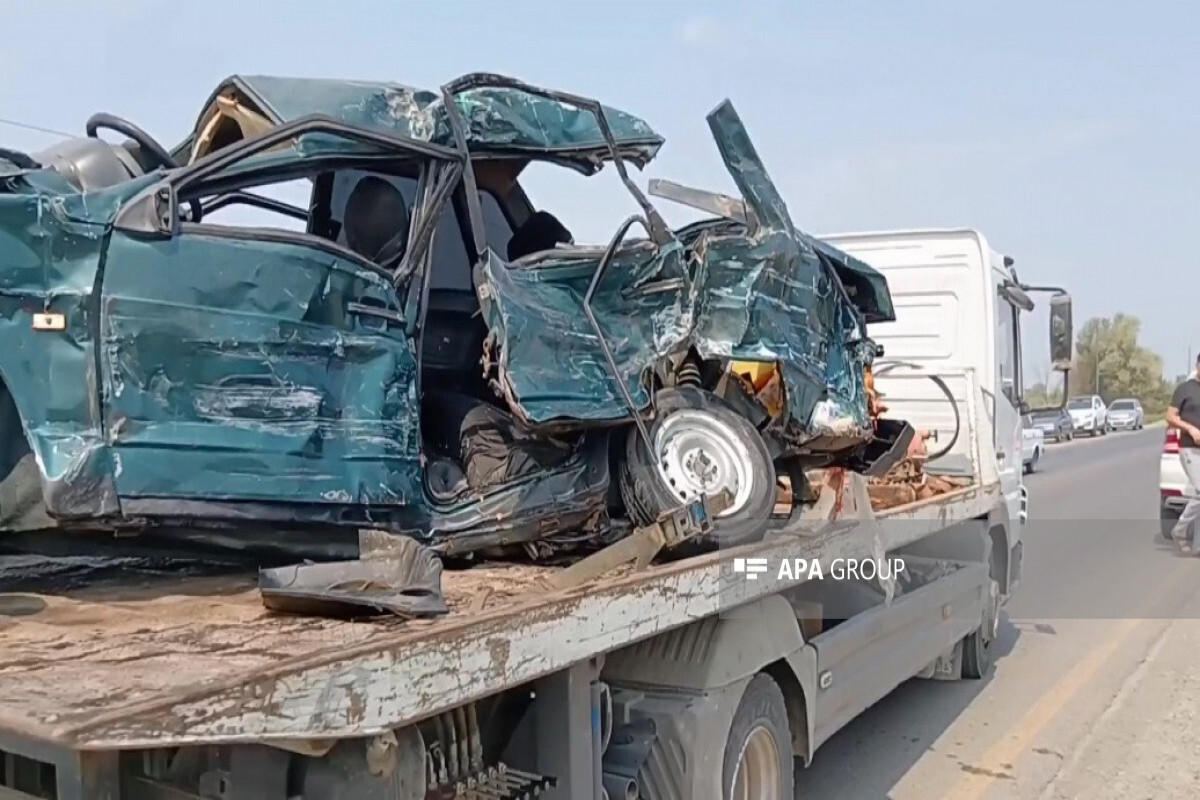 Imishli'de araba kazası meydana geldi, 3 adam sırtını kaybetti - fotoğraf