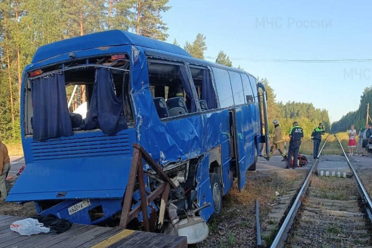 Rusya'da bir turist otobüsü bir trenle çarpıştı, öldürüldü ve yaralandı