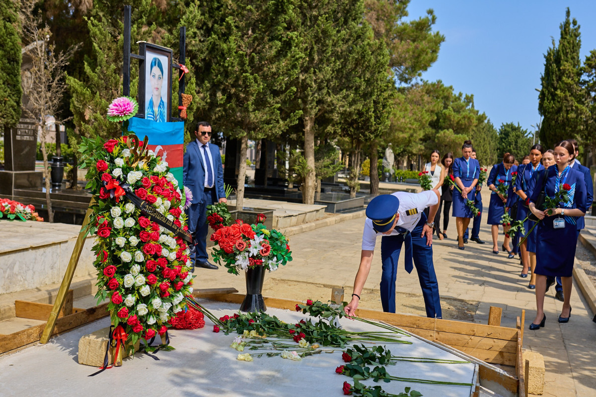 Azal, Ulusal Kahraman Hokuma Aliyeva'nın mezarını ziyaret etti