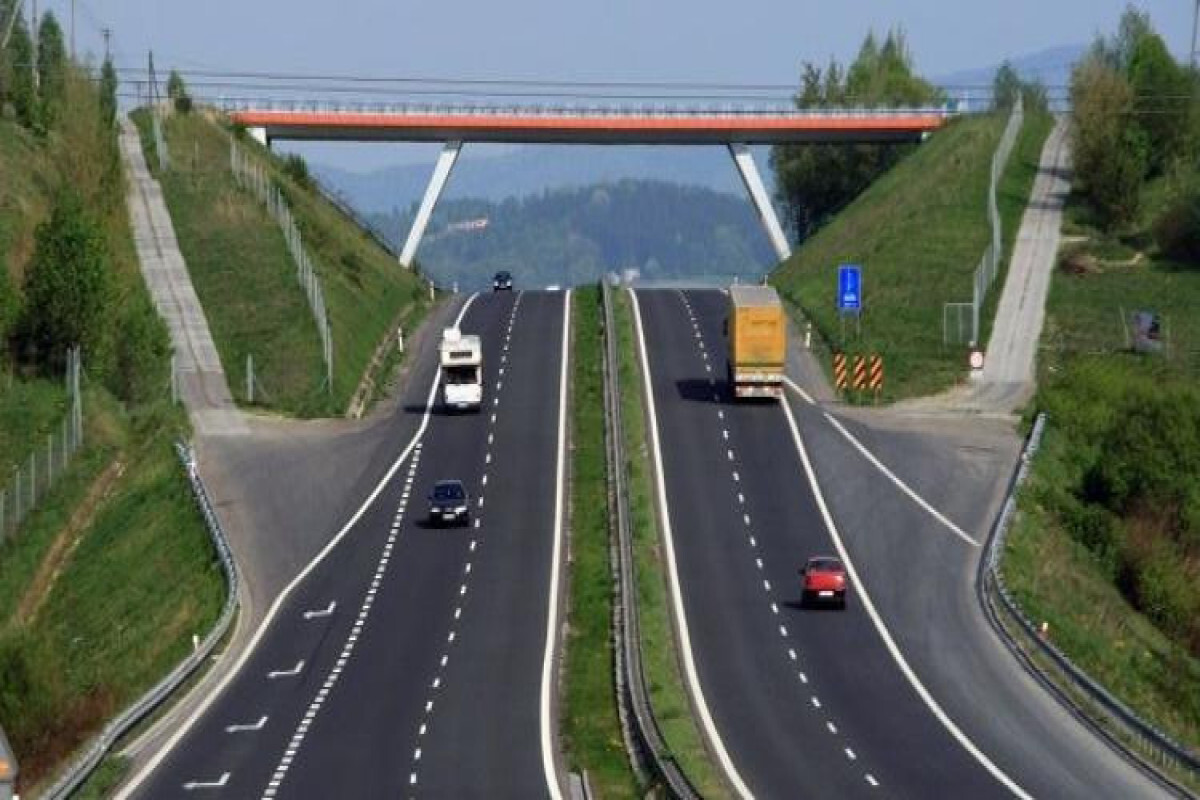 Azerbaycan'da Otoyol'ün Kural İnşaatına Yazışma