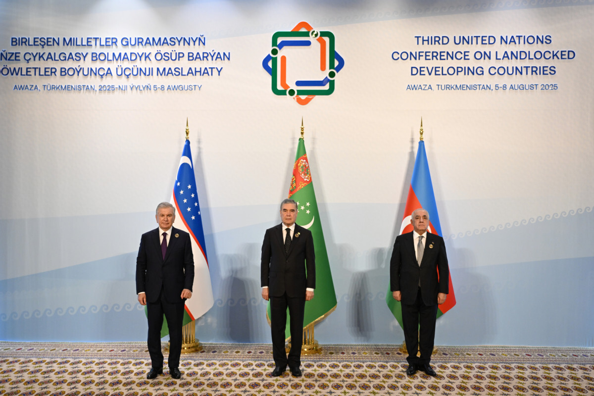 Ali Asadov, Gurbangulu Berdimuhamedov ve Shavkat Mirziyoev ile üçlü bir toplantı düzenledi