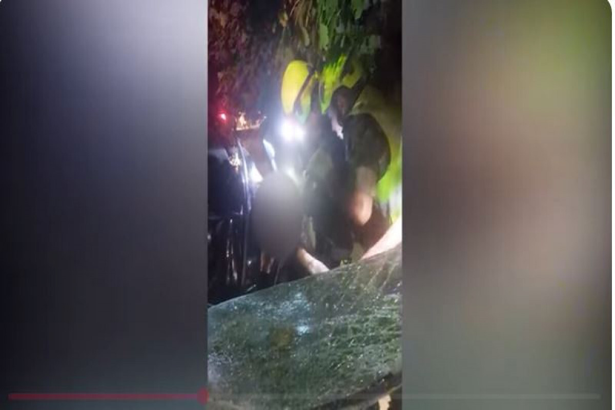 Tovuz'da araba ağaca çarptı, sürücü ciddi şekilde yaralandı - video