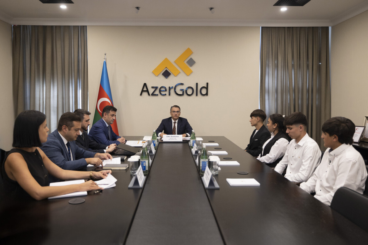 Zakir Ibrahimov, "Gelecek Madenci" Eğitim Projesi'nin katılımcılarıyla bir araya geldi