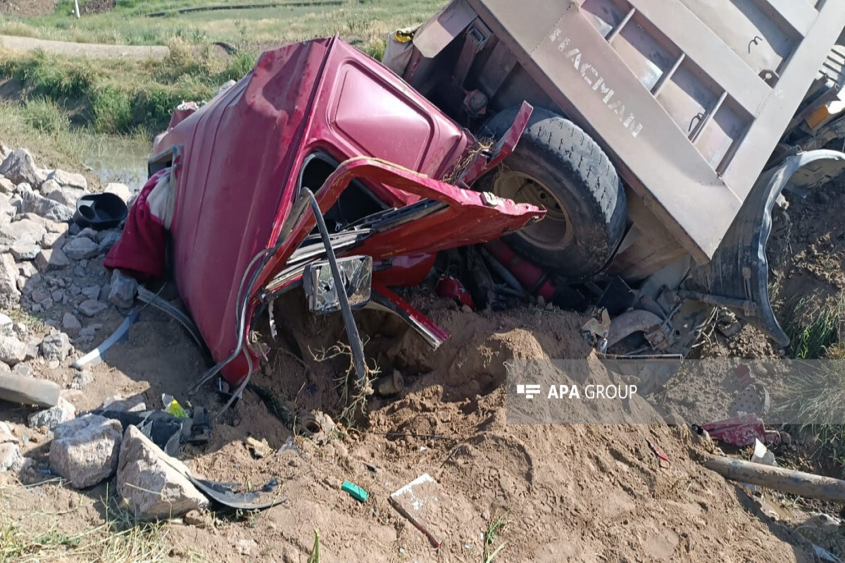 Kamyon Kalbajar'da devrildi, yaralandı - güncellendi