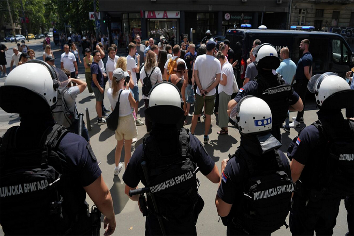 Sırbistan'daki protestolarda en az 14 polis memuru yaralandı