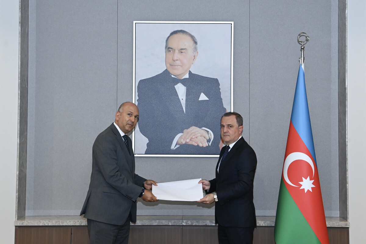Yeni Mısır Büyükelçisi, kimlik bilgilerinin bir kopyasını Jeyhun Bayramov'a sundu