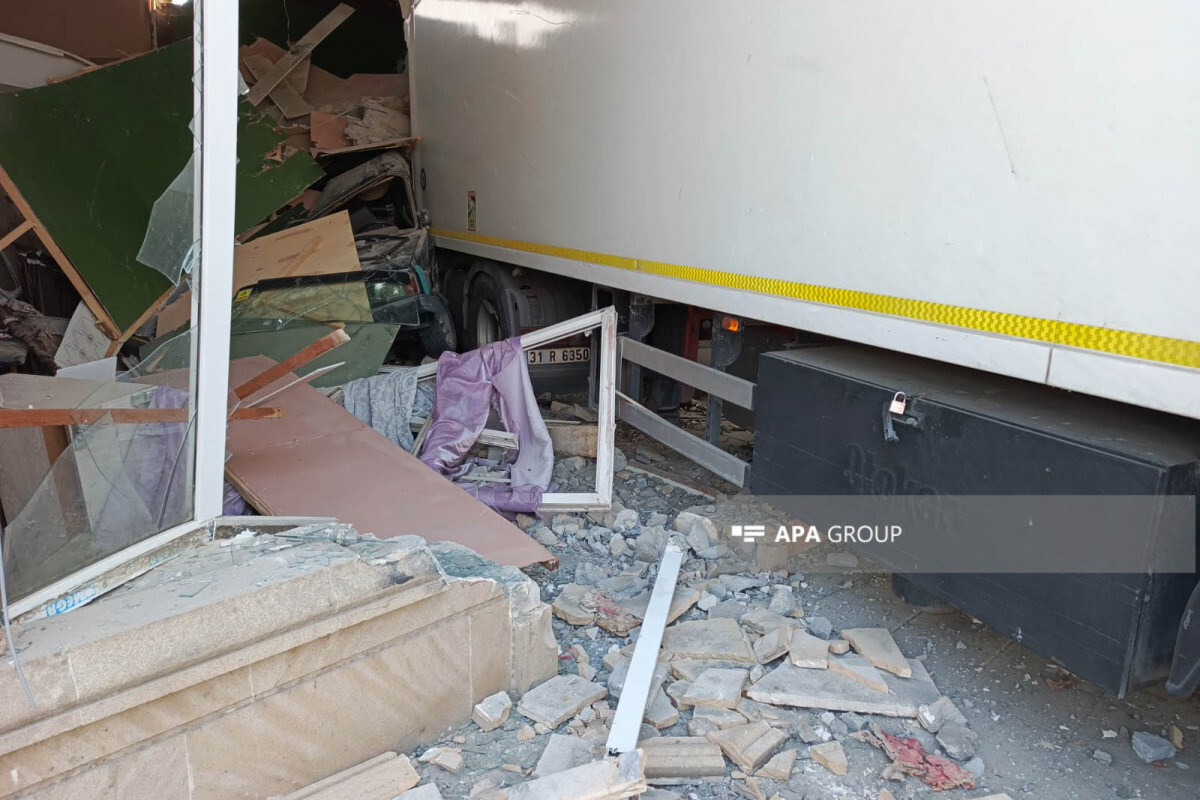 Goranboy kamyon mağazaya çarptı, sürücü yaralandı - Photolent