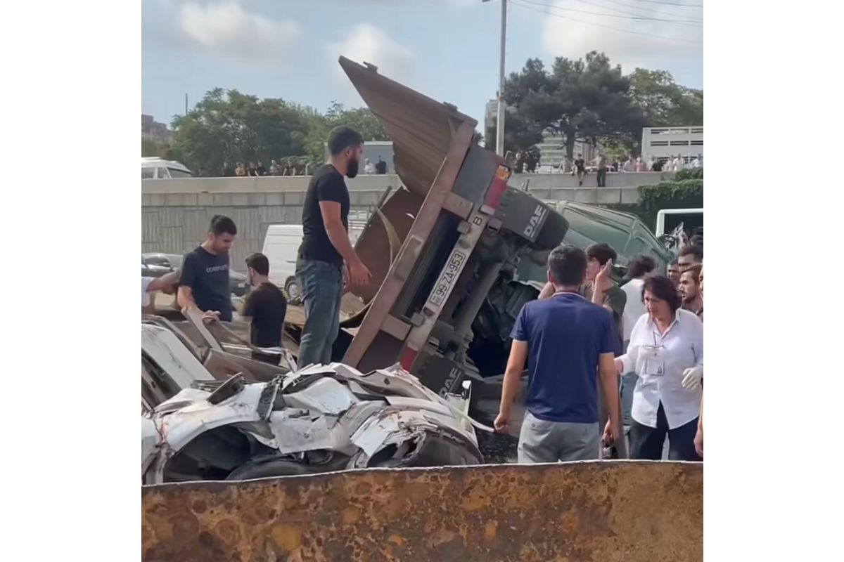 Bilajari'de, kamyon arabada devrildi, yaralandı - güncellendi - Video