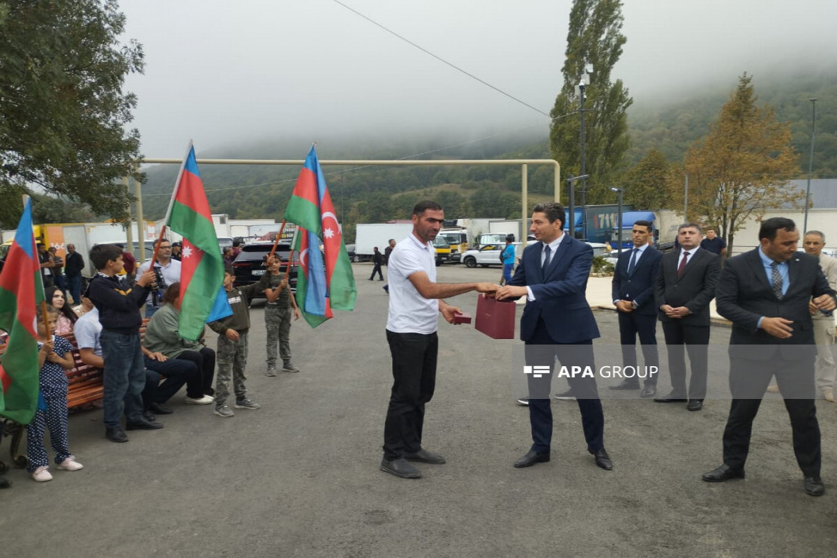 Bir sonraki göç karavanı Aghdar köyüne ulaşıyor, anahtarlar sunuldu - güncellenmiş -1 - Video