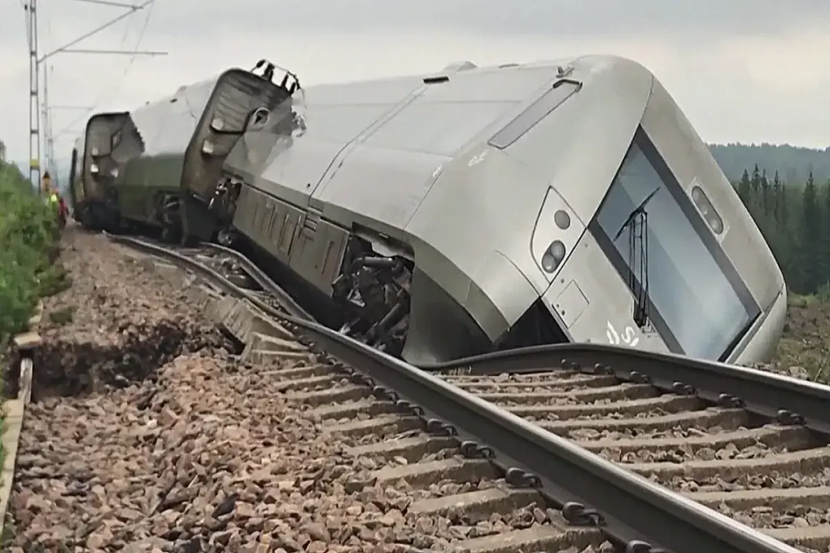İsveç'teki kargo treni raydan serbest bırakıldı